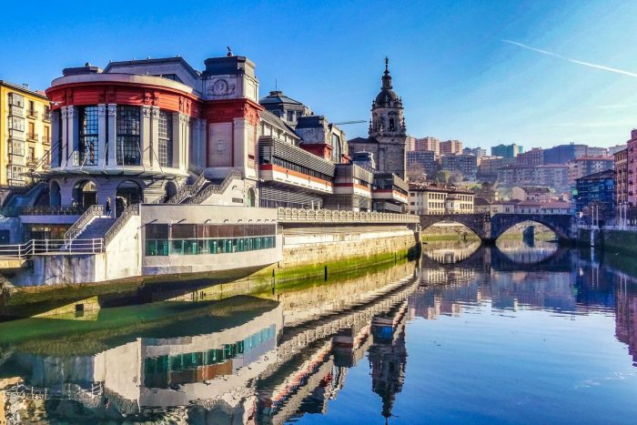 Mercado de la Rivera e iglesia san anton bilbao